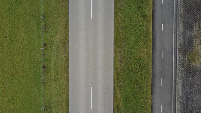 堤顶上道路的俯视视图视频素材