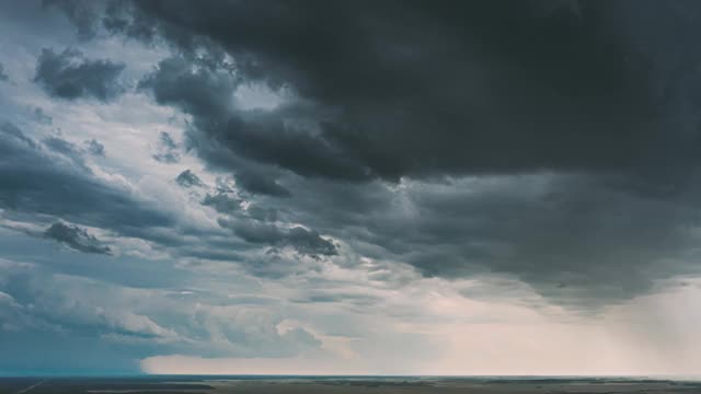 鸟瞰图风暴多云多雨的天空。戏剧性的天空与乌云在雨天。城镇上空的暴雨。Dronelapse。时光流逝，时光流逝，时光流逝。dronelapse, dronelapse, drone Hyper lapse全高清恶劣天气视频素材