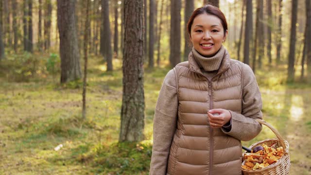 森林里有蘑菇的女人竖起大拇指视频素材