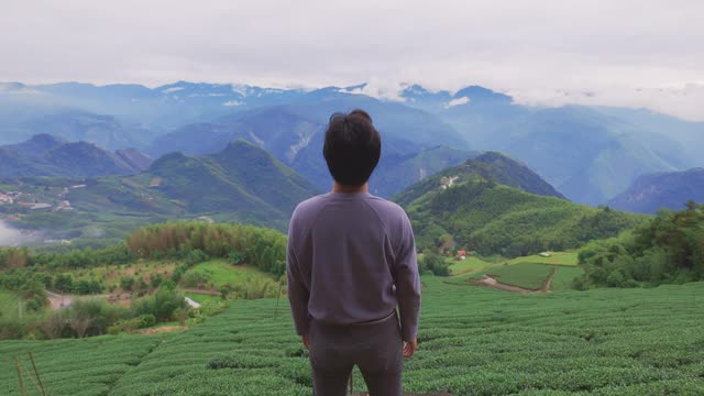 男游客感到无忧无虑视频下载