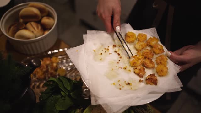 用碎虾和餐巾纸放在盘子里煮。低光。视频素材