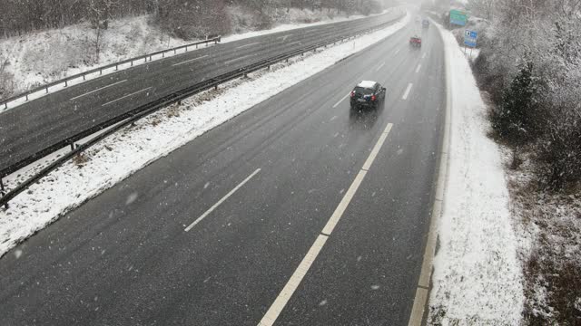 冬季高速公路上的交通视频素材