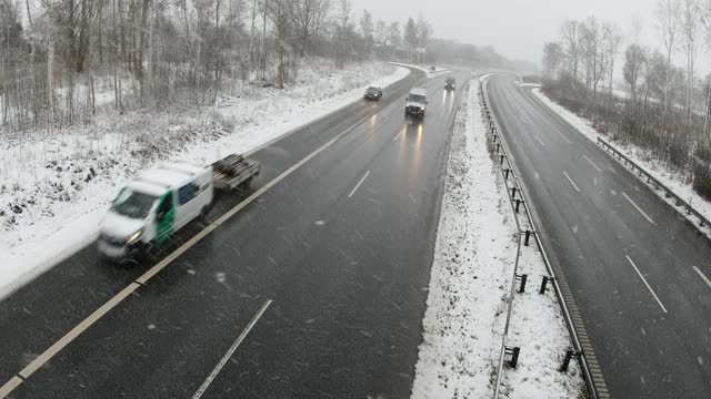 冬季高速公路上的交通视频素材