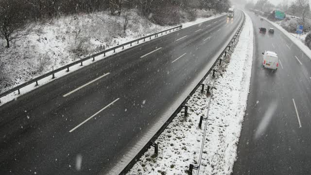 冬季高速公路上的交通视频素材