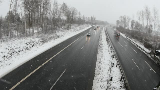 冬季高速公路上的交通视频素材