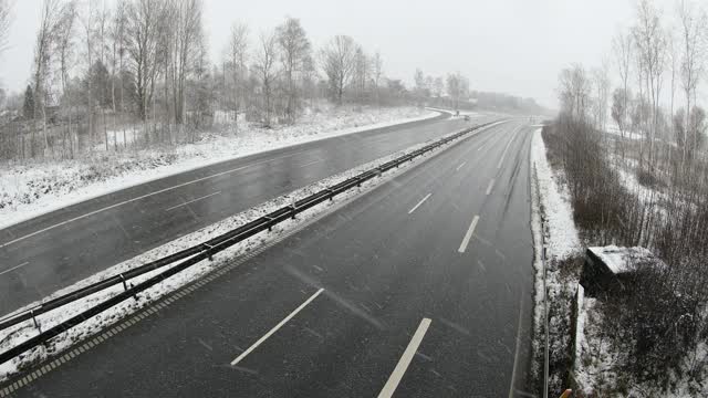 冬季高速公路上的交通视频素材