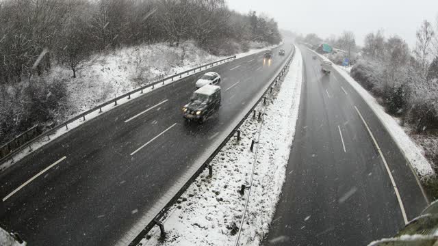 冬季高速公路上的交通视频素材