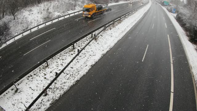 冬季高速公路上的交通视频素材