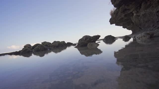 巴厘岛的浅海水和岩石视频素材