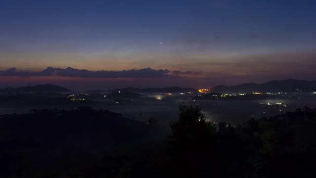 从宫念寺的视角看，清晨迷雾景观的时间流逝视频素材