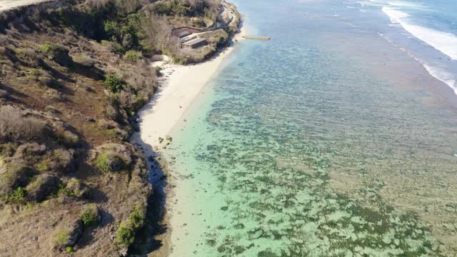 无人机在沙滩和海岸线上空视频素材