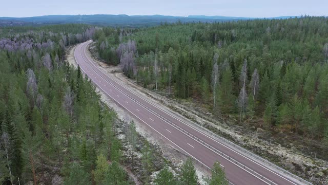 高速公路上过往车辆的鸟瞰图视频素材