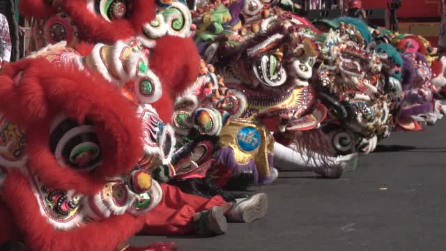 春节期间一群中国狮子表演。视频素材