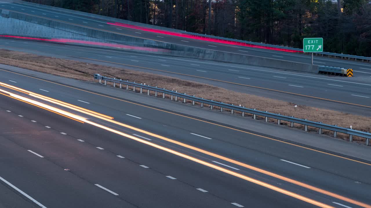 高速公路上有车尾的亮光视频素材