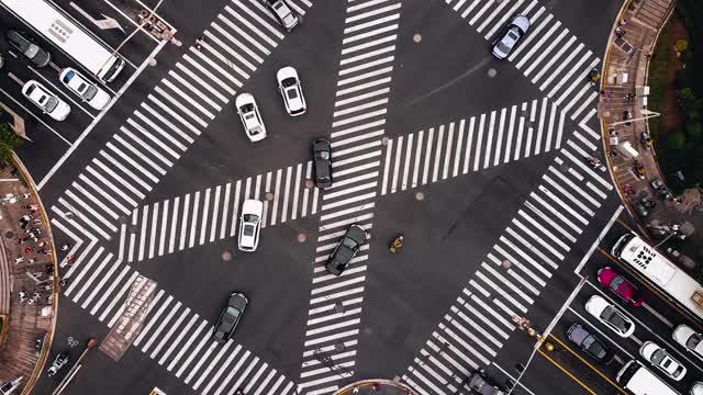 T/L PAN无人机视角城市街道十字路口视频素材