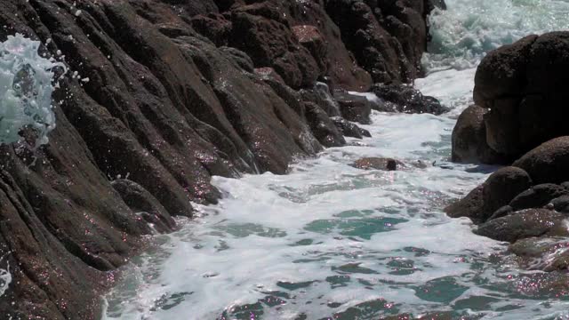 海浪流过岩石海峡全高清视频素材