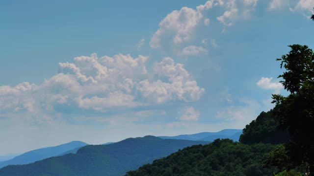 北卡罗莱纳州蓝岭山脉上空的云，时间流逝视频素材