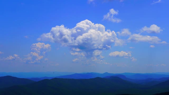 北卡罗莱纳州蓝岭山脉上空的云朵，时间流逝视频素材