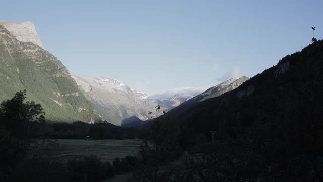 自然景观的时变与湖泊、山脉、自然风暴天气的隐喻视频素材