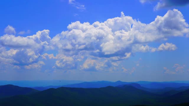 北卡罗莱纳州蓝岭山脉上的云景，时间流逝视频素材