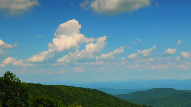 北卡罗莱纳州蓝岭山脉上空的云朵，时间流逝视频素材