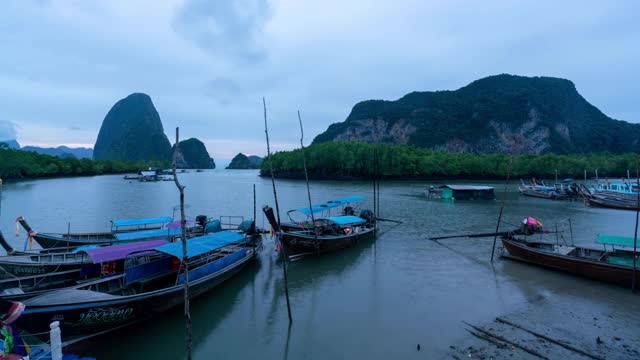 时间推移长尾渔船在码头上，白色的风暴云快速地流过高山雨林，红树林在海上视频素材