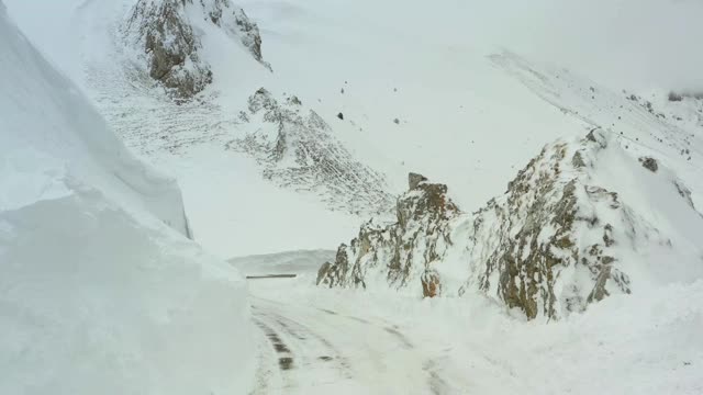 雪覆盖的山路，雪覆盖的树林。视频素材