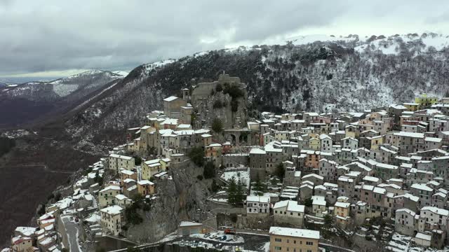 雪下的塞尔瓦拉迪罗姆村。看起来像耶稣诞生的场景。视频素材