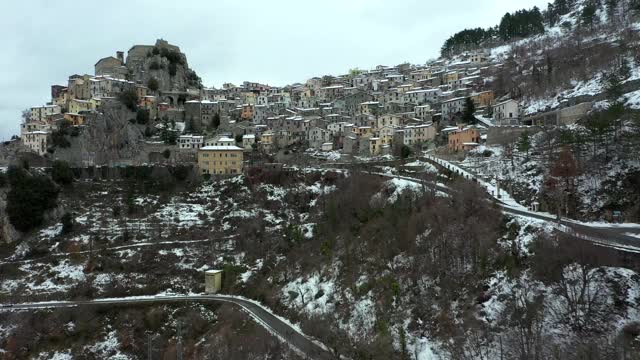 雪下的塞尔瓦拉迪罗姆村。看起来像耶稣诞生的场景。视频素材