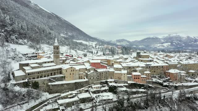 雪下的中世纪村庄莱奥萨，拉齐奥视频素材