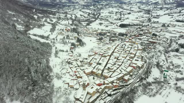 雪下的中世纪村庄莱奥萨，拉齐奥视频素材