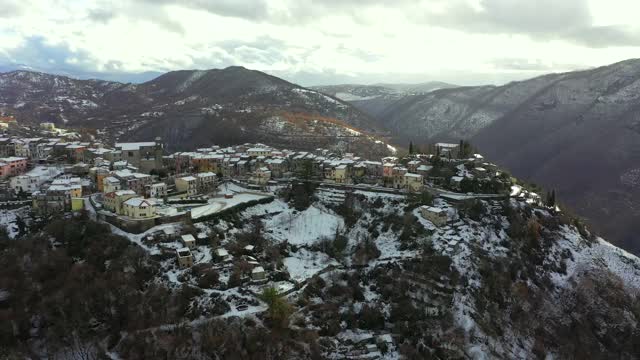 利瓦塔山脚下白雪覆盖下的珍妮村视频素材