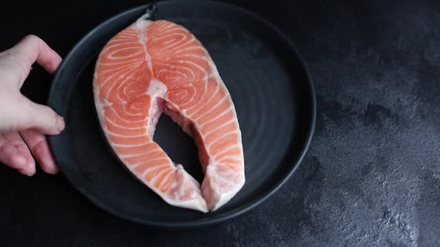 三文鱼片牛排海鲜生小吃桌上健康餐俯视图复制空间文字食物背景质朴视频素材