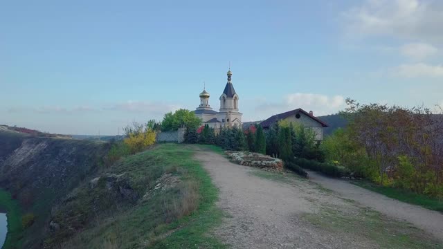 航拍的乡村景观与教堂和村庄。摩尔多瓦共和国。布切尼村，老奥尔黑村。视频素材