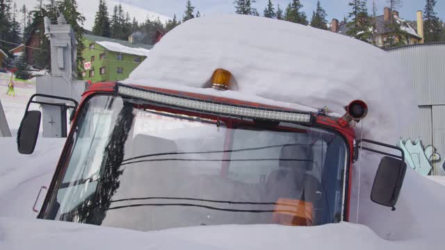 一辆几乎被雪覆盖的旧雪车视频素材