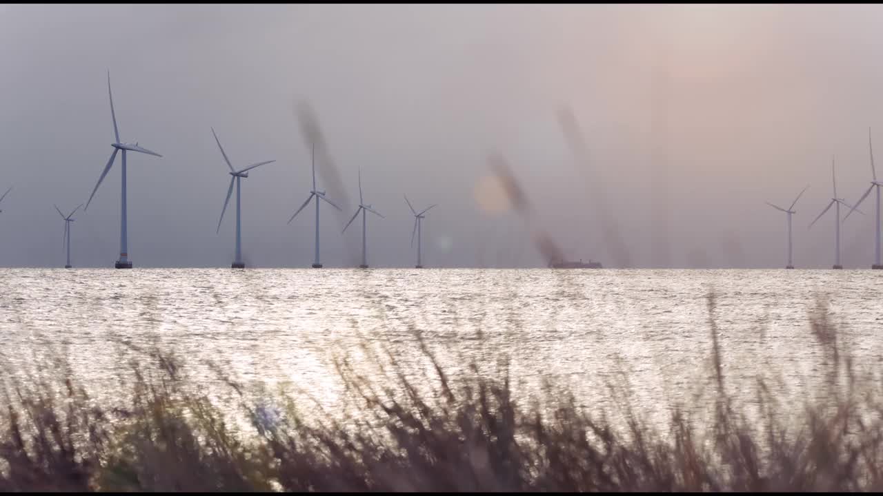 ocean_4k中的风力涡轮机视频素材