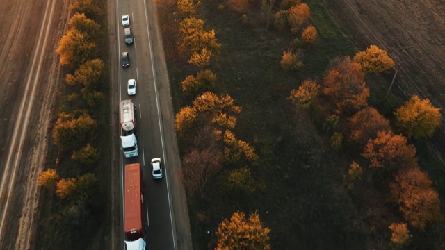 傍晚乡村道路上车辆的鸟瞰图。视频素材