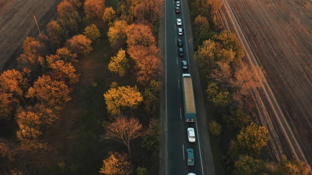 从汽车和卡车上鸟瞰图的交通堵塞在一个晚上郊区的道路。视频素材