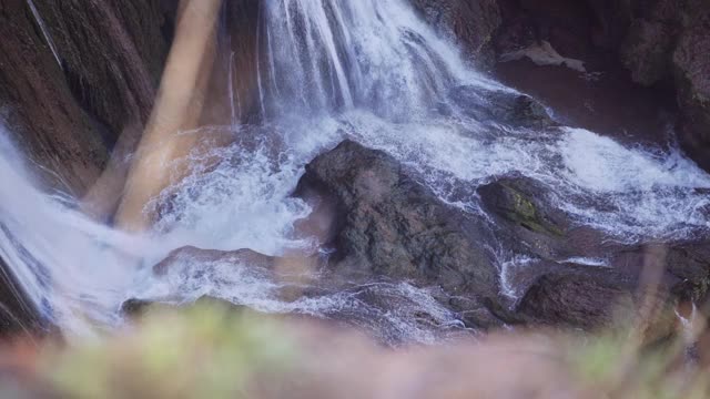 Ouzoud瀑布底部的流水视频素材