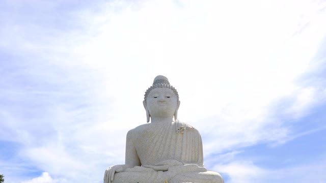 大佛建在泰国普吉岛的一座高山上，从远处就可以看到。视频素材