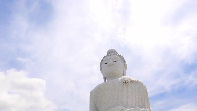 大佛建在泰国普吉岛的一座高山上，从远处就可以看到。视频素材