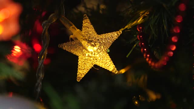 星星形状的闪电在街道上装饰圣诞节和新年视频素材