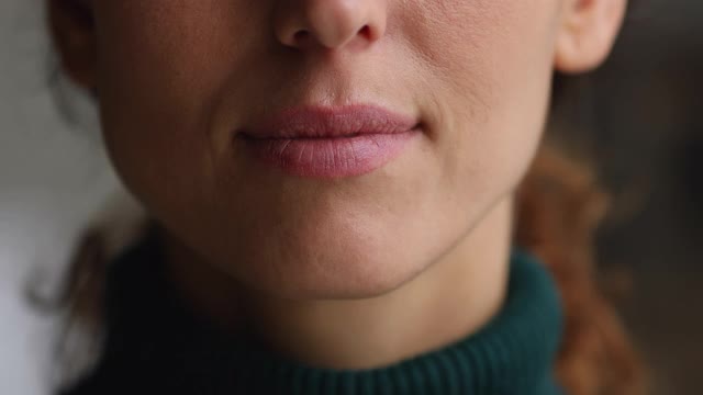 宽白微笑的女人，特写脸部部分视图视频素材