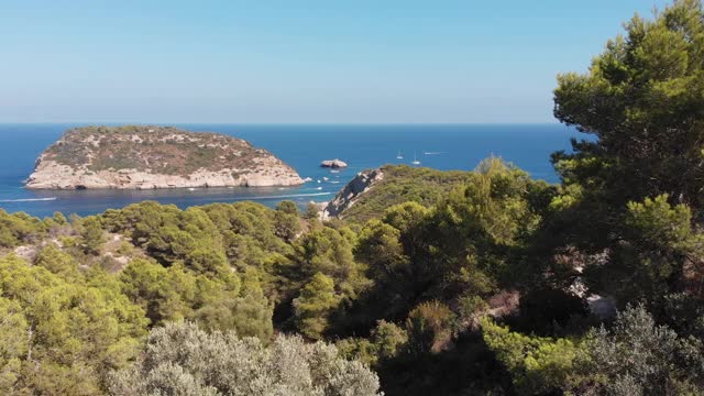 从Portixol岛到普里姆角海岸的鸟瞰图Jávea，阿利坎特，西班牙。视频素材