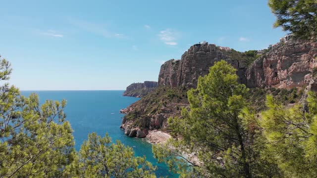 西班牙地中海海岸美丽海滩的悬崖鸟瞰图。视频素材