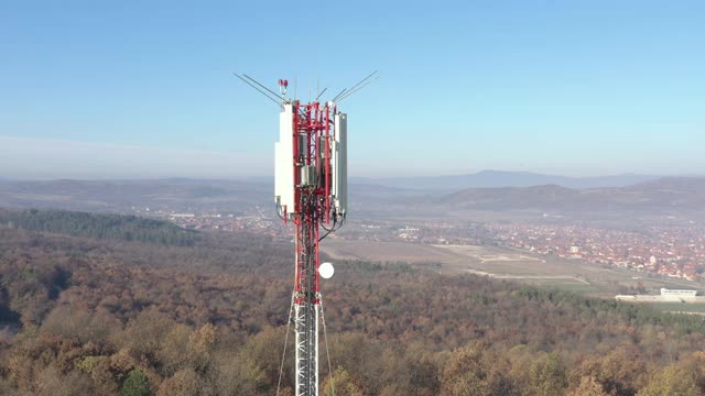 在电信天线塔上平移4K航拍视频视频素材