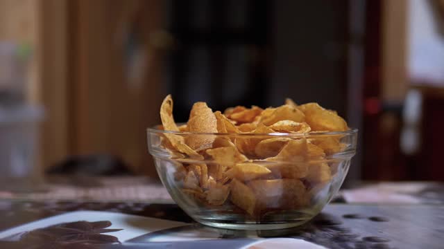 饥饿的青少年在没人看见的情况下从盘子里偷薯片视频素材