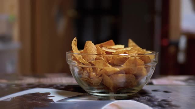 饥饿的青少年在没人看见的情况下从盘子里偷薯片视频素材