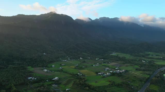 飞越台湾台东大裂谷上空视频素材