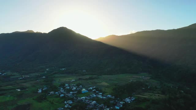 台湾台东，太阳出现在山的后面视频下载